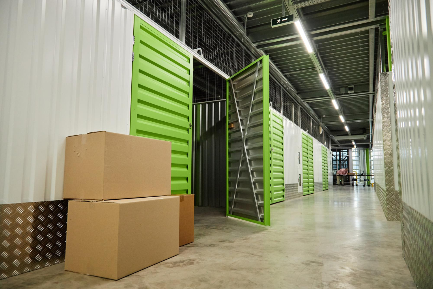 Des cartons alignés dans le couloir d'un centre de self-stockage moderne